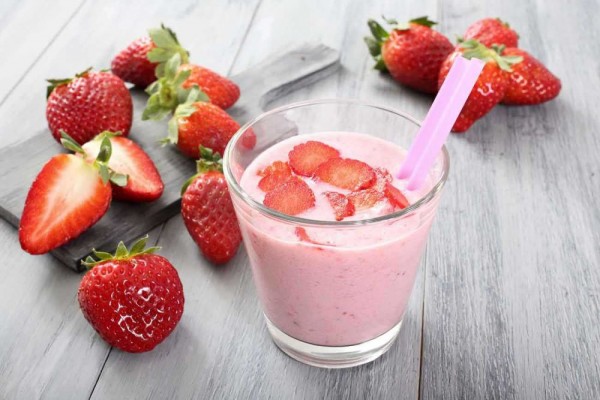 cara membuat smoothies strawberry