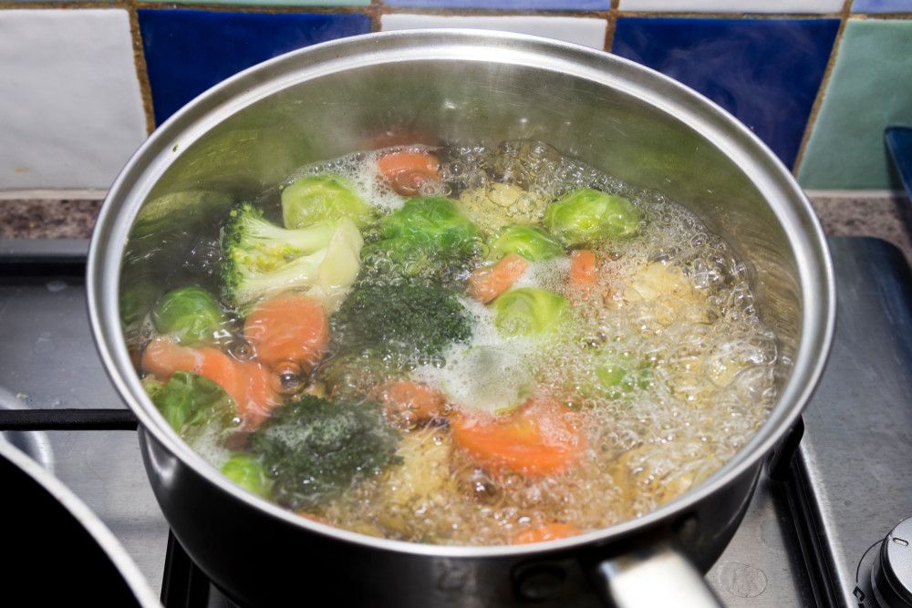 Perbedaan merebus dan mengukus makanan untuk anak